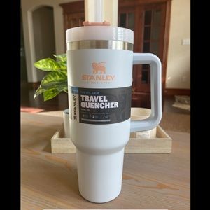 BNWT Stanley 40 oz: Cloud